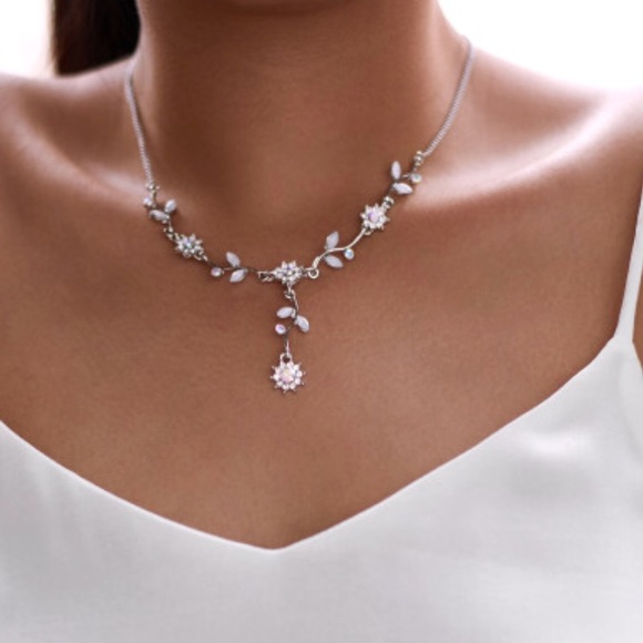 Jewelry - Pendant Necklace with Rhinestone Flower Design